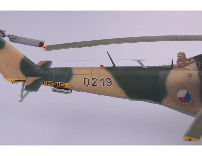 Zestaw - helikoptery Mi-24, Mi-35 oraz pojazd Velorex, plastikowe modele do sklejania Eduard 2116 w skali 1:72 - image a_38-image_Eduard_2116_2