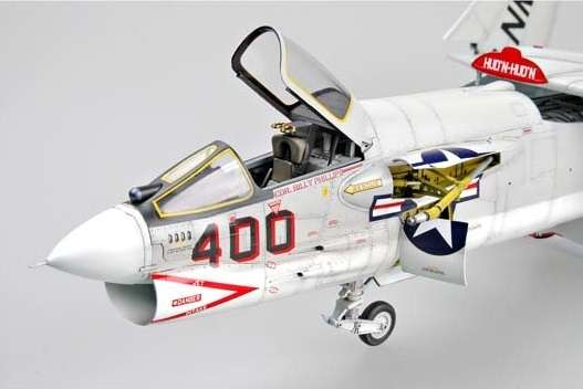 American fighter Grumman F8E Crusader model Trumpeter 02272_image_4-image_Trumpeter_02272_2