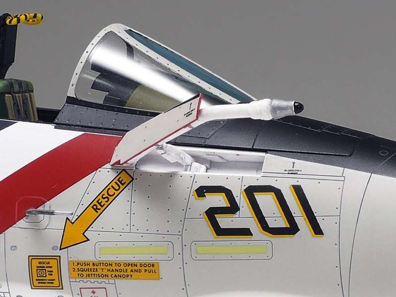 Myśliwiec Grumman F-14A Tomcat model do sklejania w skali 1:48, model Tamiya 61114_image_6-image_Tamiya_61114_3