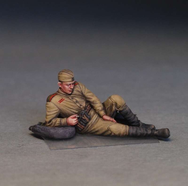 MiniArt 35233 w skali 1:35 - figurki Soviet soldiers taking a break do sklejania - image s-image_MiniArt_35233_3