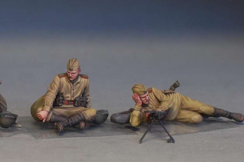 MiniArt 35233 w skali 1:35 - figurki Soviet soldiers taking a break do sklejania - image u-image_MiniArt_35233_3
